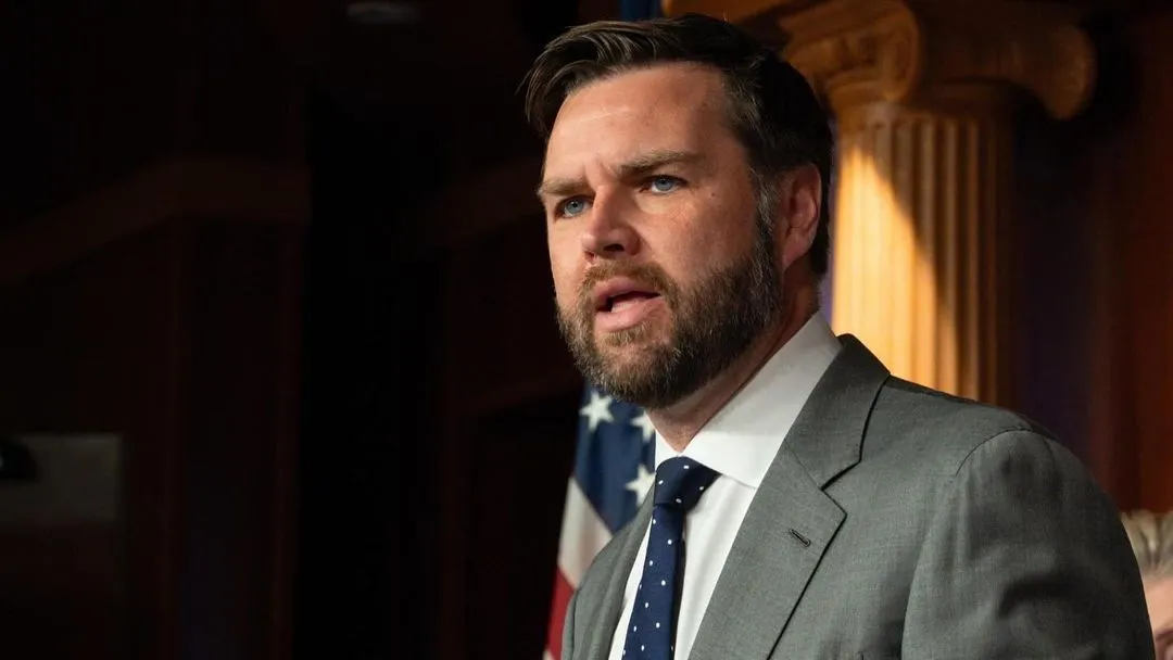 Quem é J.D. Vance, republicano candidato à vice na chapa de Donald Trump