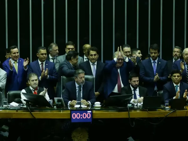 Câmara aprova texto-base da reforma tributária com trava no IVA