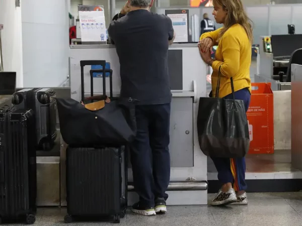 Aposentados poderão comprar passagem aérea por até R$ 200 cada trecho