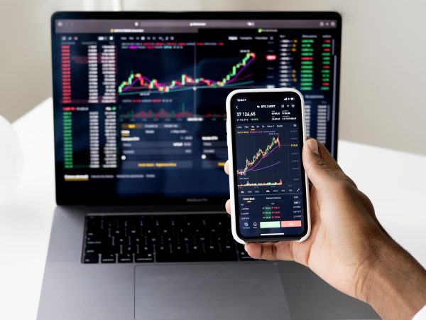 Inflação global deve retornar à meta no fim de 2025, com pressão de preços de serviços, diz FMI