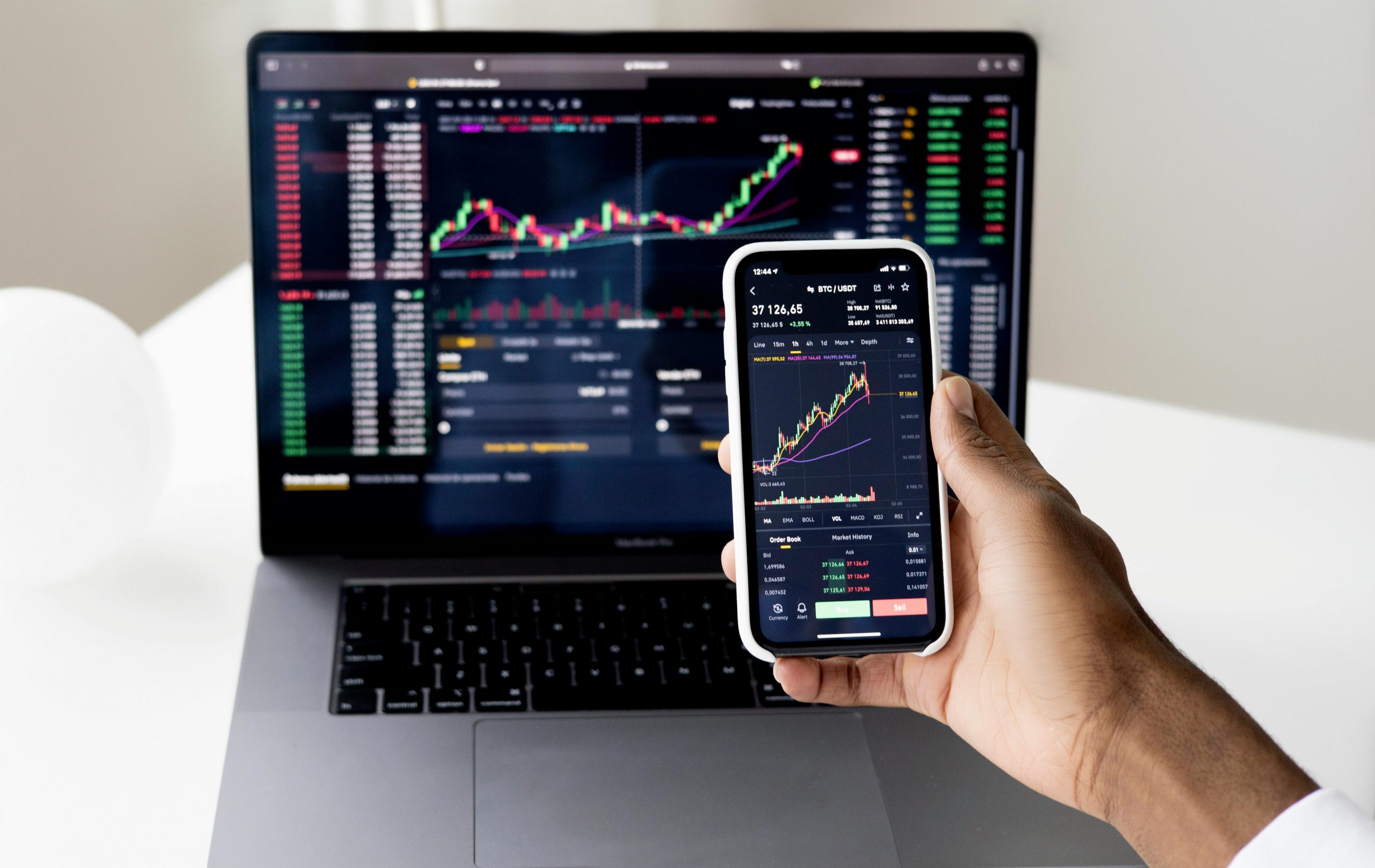 Inflação global deve retornar à meta no fim de 2025, com pressão de preços de serviços, diz FMI