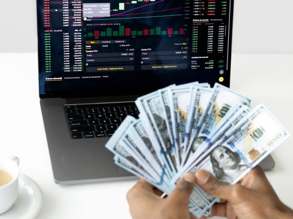 Dólar sobe por exterior de olho em Trump, dados da China e IBC-BR antes de Powell