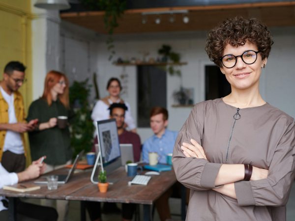 Avanço da liderança feminina em empresas diminui, diz estudo