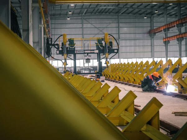 Custo regulatório consumiu R$ 243,7 bilhões da indústria em 2023, afirma CNI