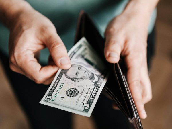 Dólar fica perto de R$ 5,60 com incertezas no Brasil e no exterior