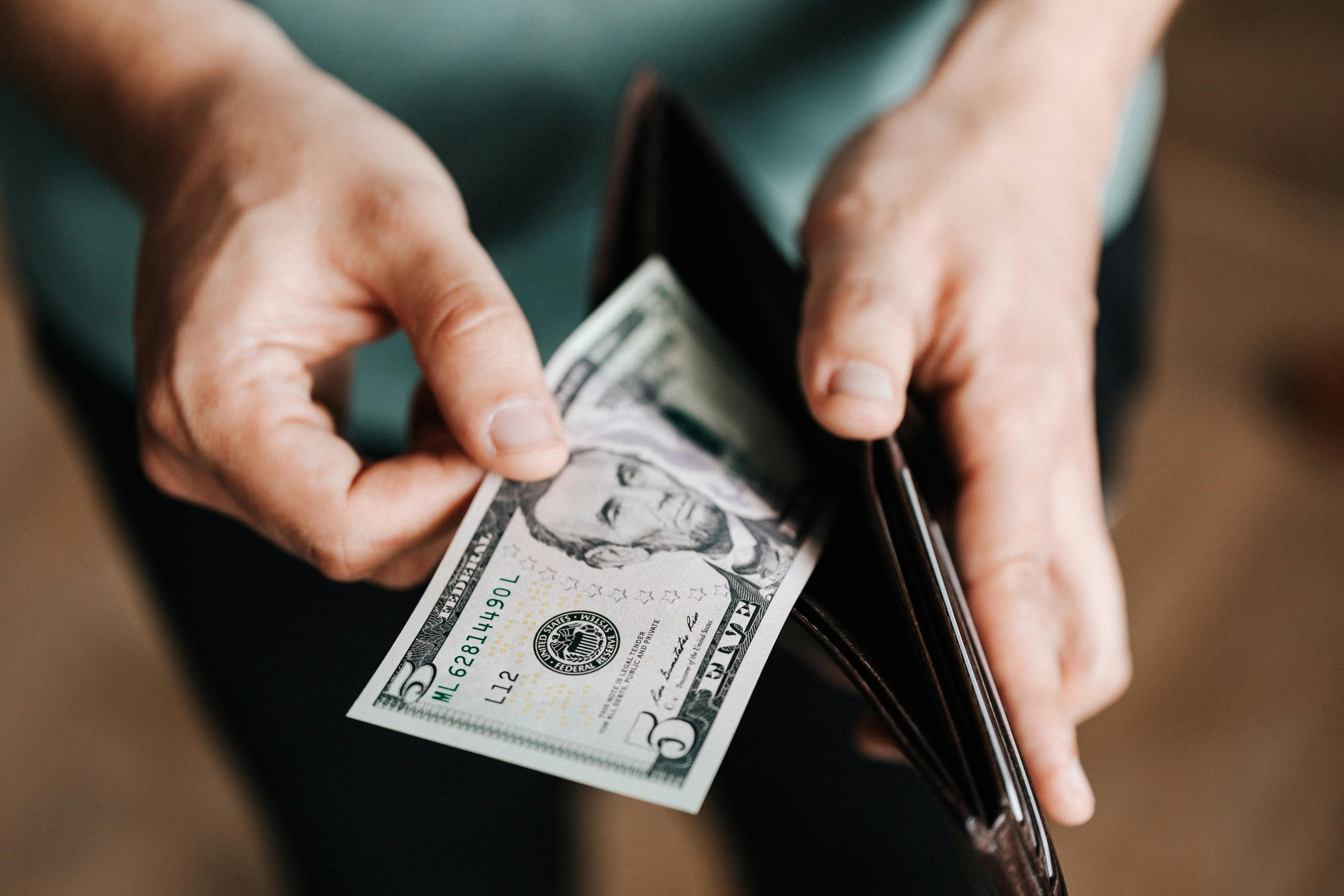 Dólar fica perto de R$ 5,60 com incertezas no Brasil e no exterior