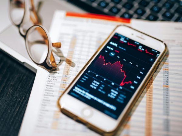 Powell anima mercados e Ibovespa segue na máxima, com apenas 8 ações em queda