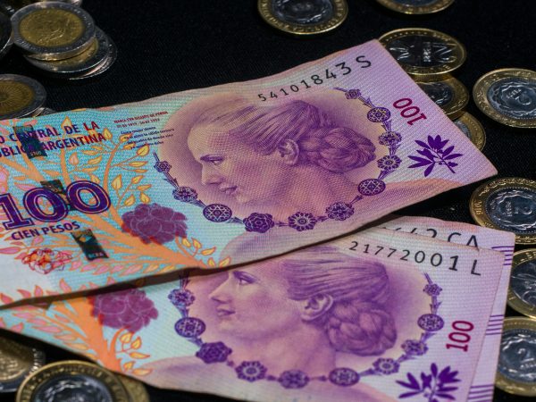 Governo argentino nega planos de desvalorizar peso, em meio a reação negativa a pacote