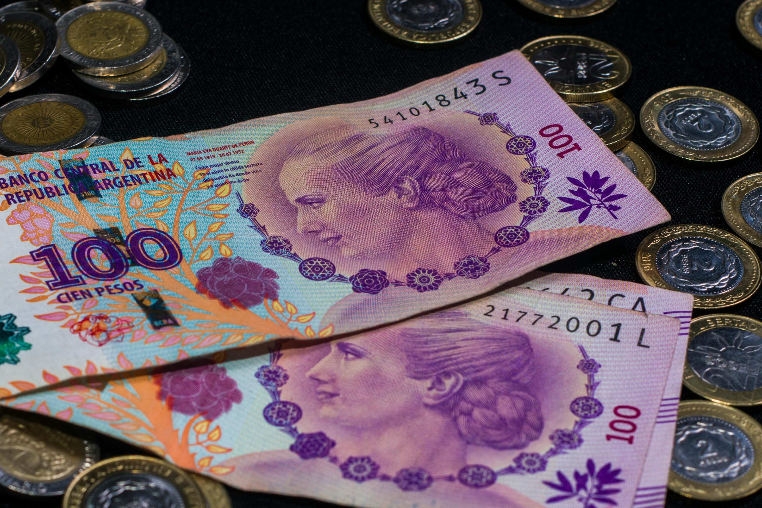 Governo argentino nega planos de desvalorizar peso, em meio a reação negativa a pacote