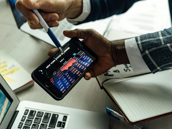 Bolsas da Europa operam em alta à espera do BCE, com ganhos liderados por setor automotivo