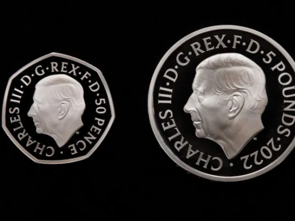 Novas moedas com retrato do rei Charles III entram em circulação no Reino Unido