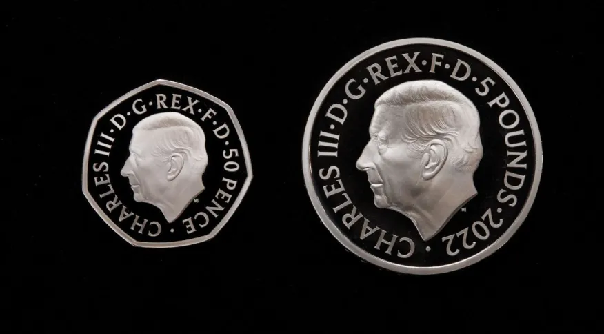 Novas moedas com retrato do rei Charles III entram em circulação no Reino Unido