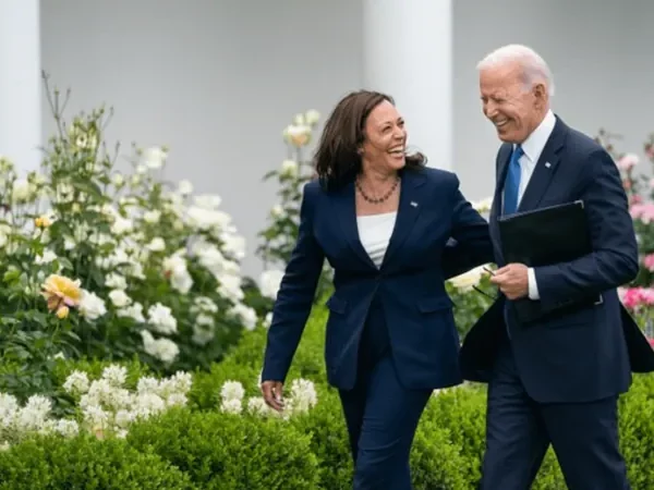 Biden enaltece legado e passa tocha para Kamala Harris na primeira noite da Convenção Democrata