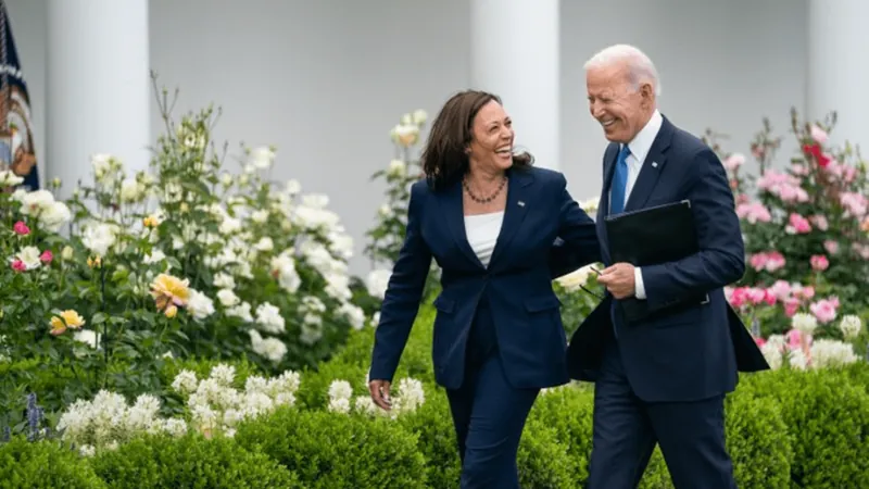 Biden enaltece legado e passa tocha para Kamala Harris na primeira noite da Convenção Democrata