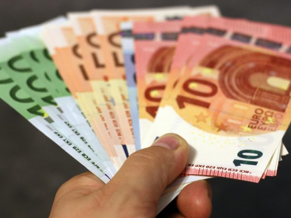 Índice de sentimento econômico da zona do euro tem inesperado avanço a 96,6 em agosto