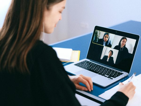 Ofertas de vagas de trabalho em home office caem no Brasil