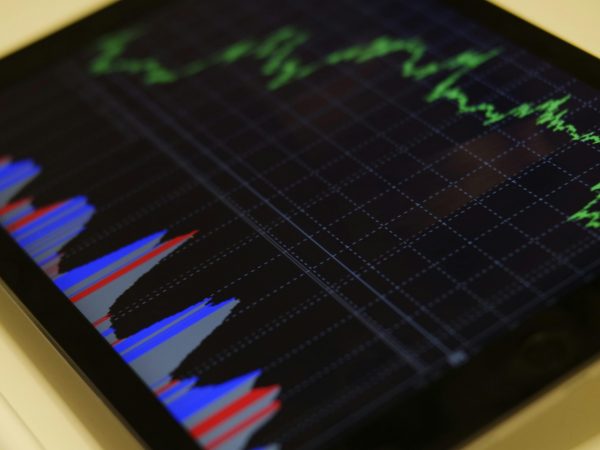 Taxas de juros sobem com risco fiscal, ajustes técnicos e nota de servidores do IBGE