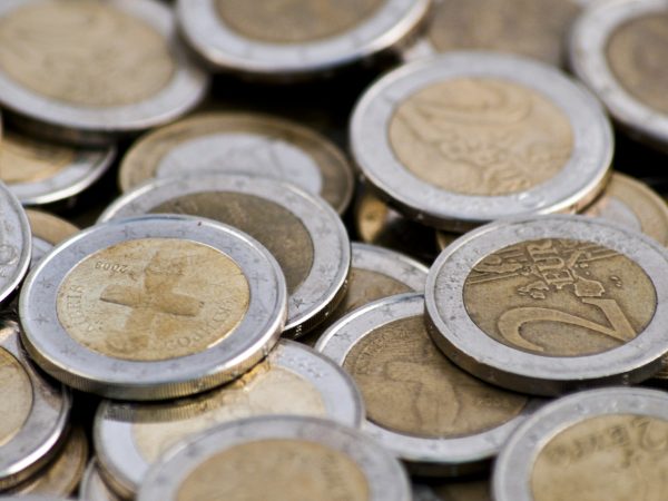 Bolsas da Europa fecham em alta, animadas por sinal de Powell sobre juros nos EUA