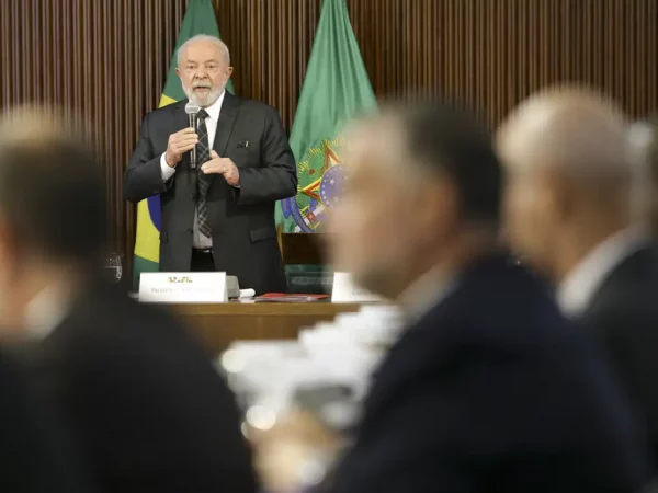 Lula diz que números da economia são positivos, apesar de crise internacional gerada pelo dólar