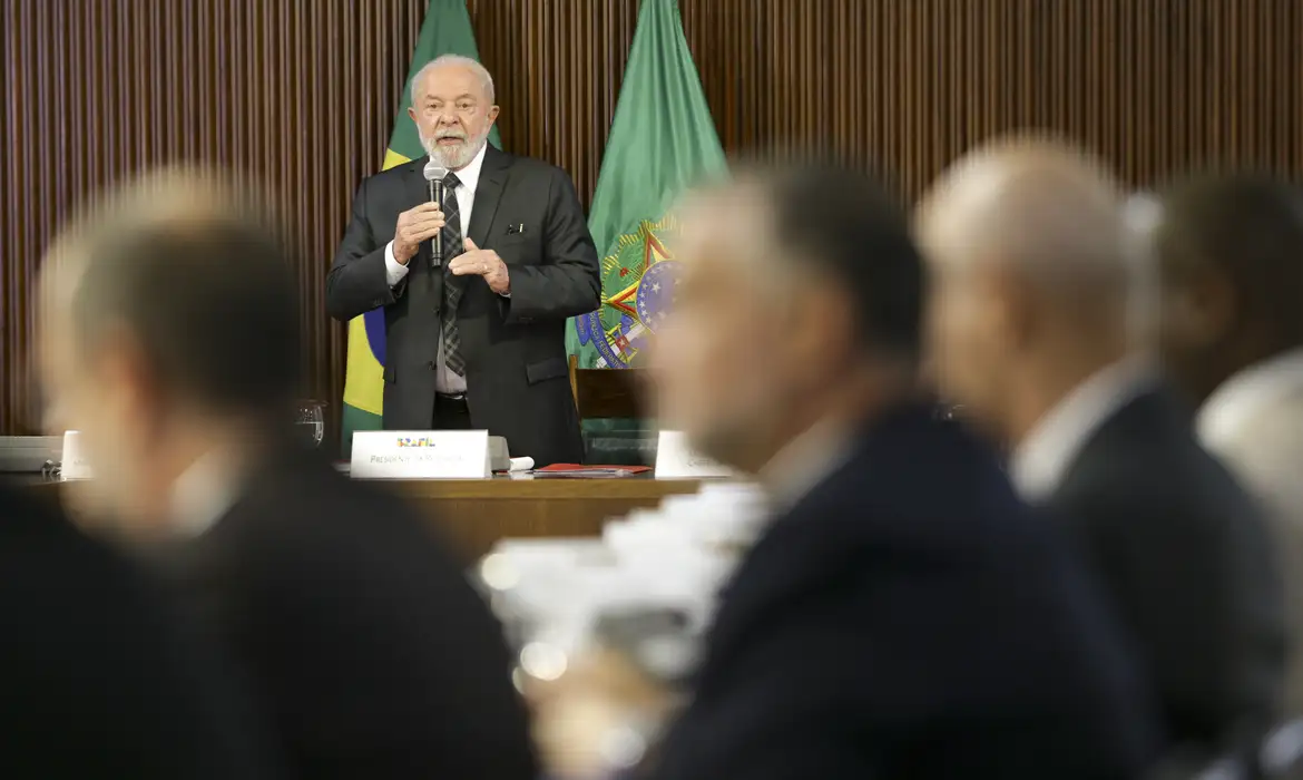 Lula diz que números da economia são positivos, apesar de crise internacional gerada pelo dólar