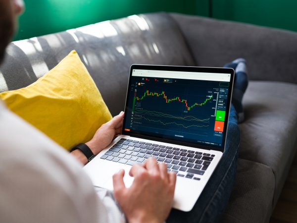 Bolsas da Ásia fecham sem direção única, com contraponto entre geopolítica e apostas para Fed