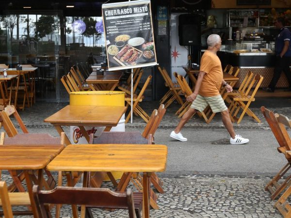 Serviços não financeiros tiveram recorde de ocupação em 2022, diz IBGE