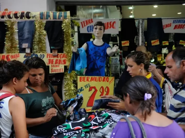 Confiança do comércio cai 1,6% em setembro ante agosto, mostra CNC