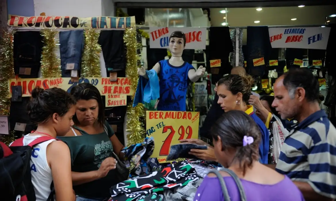 Confiança do comércio cai 1,6% em setembro ante agosto, mostra CNC