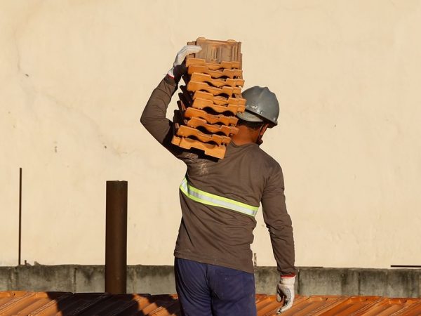 Confiança da construção recua 0,4 ponto em setembro, a 97,1 pontos, afirma FGV