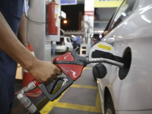 Gasolina sobe 6,9% em 12 meses e compromete 6,3% da renda mensal familiar, diz Veloe