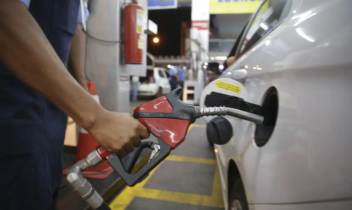 Gasolina sobe 6,9% em 12 meses e compromete 6,3% da renda mensal familiar, diz Veloe