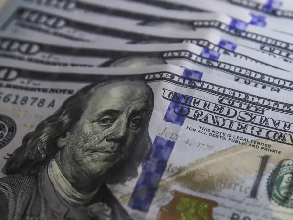 Dólar cai para R$ 5,48 à espera de juros no Brasil e nos EUA
