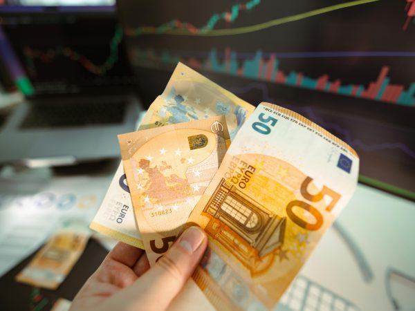 Bolsas da Europa fecham em alta com recomposição de perdas pós-payroll