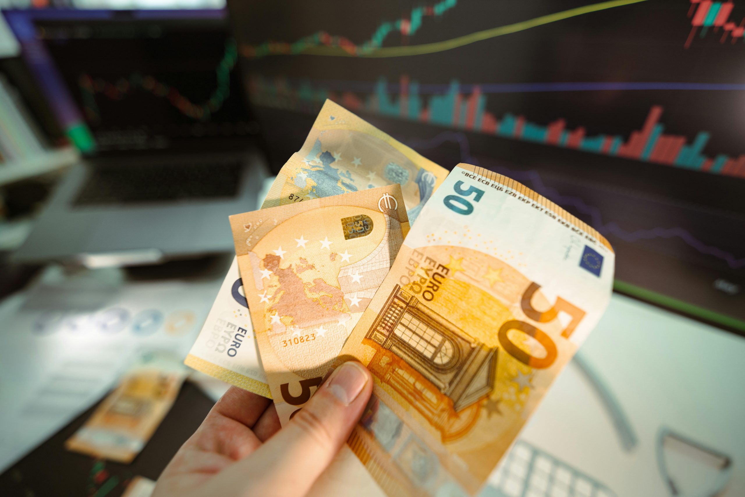 Bolsas da Europa fecham em alta com recomposição de perdas pós-payroll