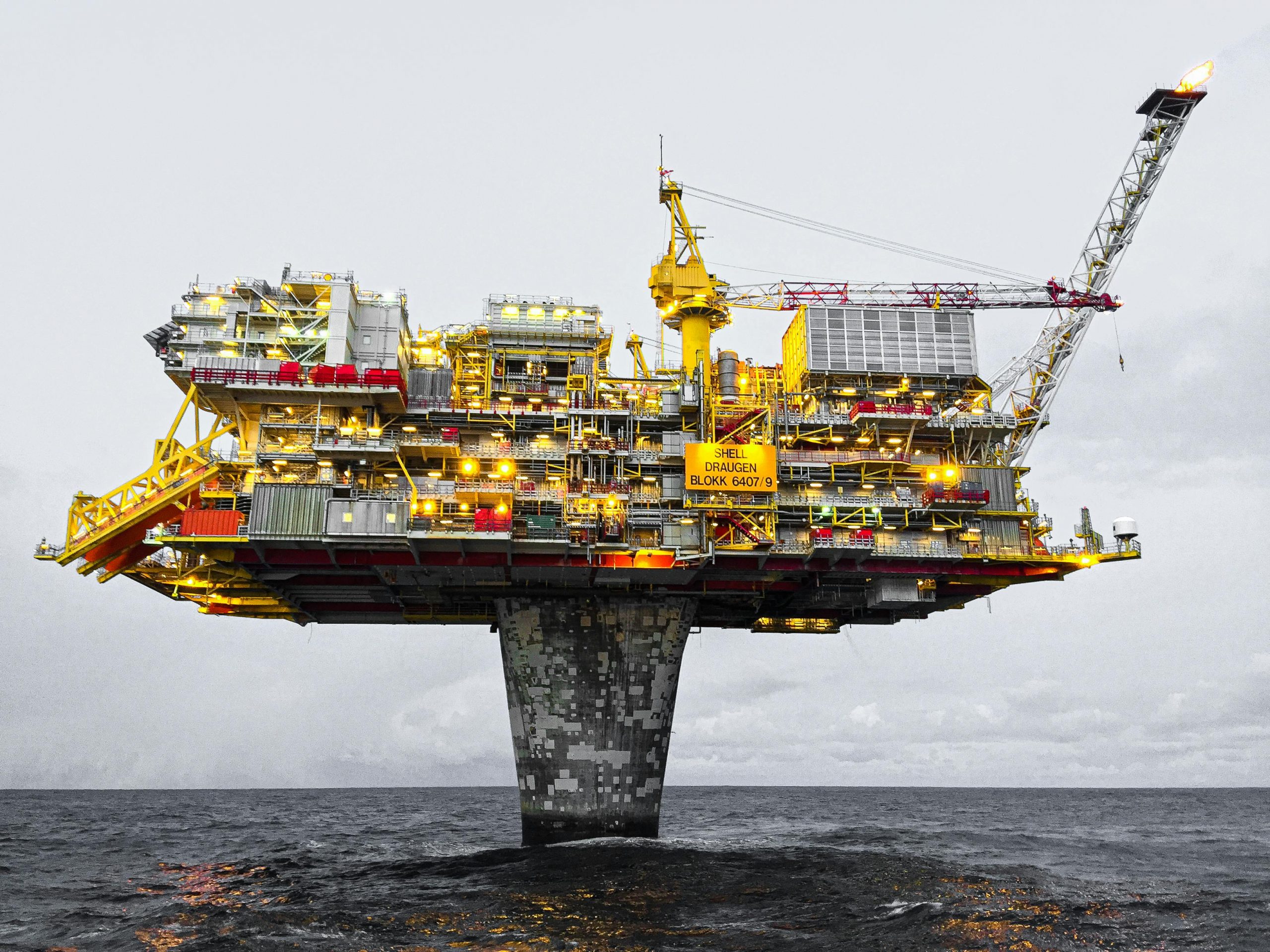 Petróleo fecha sem direção única, de olho na China, tensões no Oriente Médio e Opep+