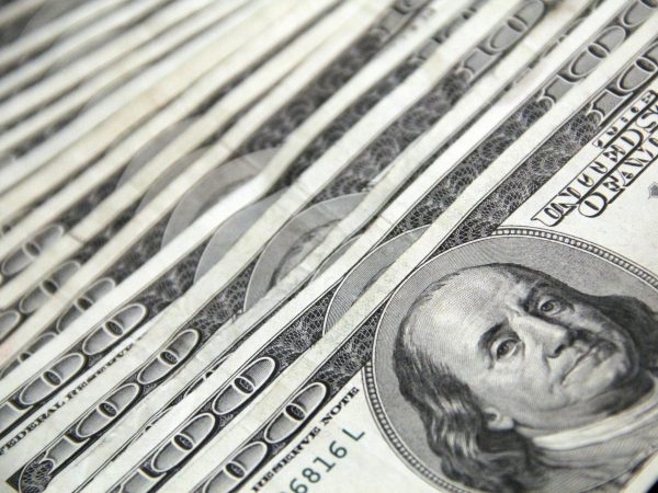 Dólar cai para R$ 5,42 e fecha no menor valor em um mês