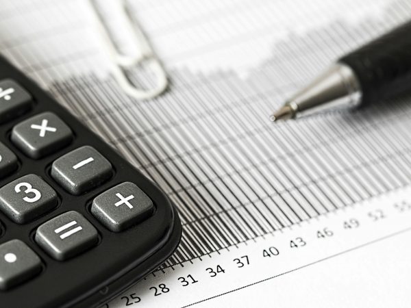 Juros e conflitos impedem queda de Índice de Incerteza Econômica
