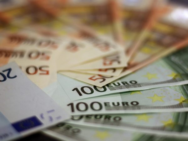 Bolsas da Europa fecham sem direção, após CPI e antes do BCE; Commerzbank impulsiona DAX