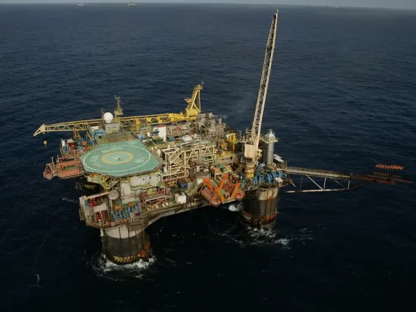 Petróleo fecha em alta, com corte de juros pelo Fed no radar