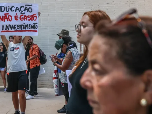 Servidores públicos defendem melhores salários e condições de trabalho