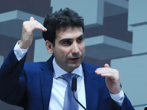 BC não deveria votar para definir meta de inflação, diz Galípolo