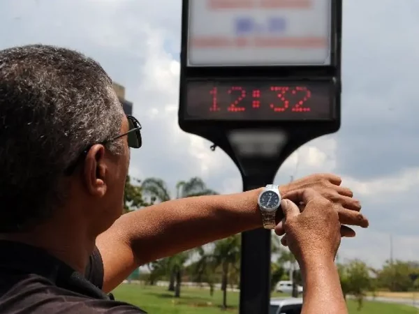 Ministro diz levar decisão sobre horário de verão a limite para ver se pode ser evitado em 2024