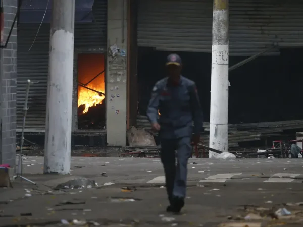 Incêndio no Shopping 25 de Março pode ter atingido cerca de 200 lojas