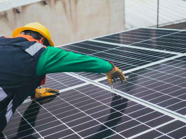 Expansão da energia solar no Brasil aquece demanda por profissionais qualificados