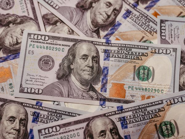 Dólar atinge maior nível desde maio de 2020 com fiscal e eleição nos EUA