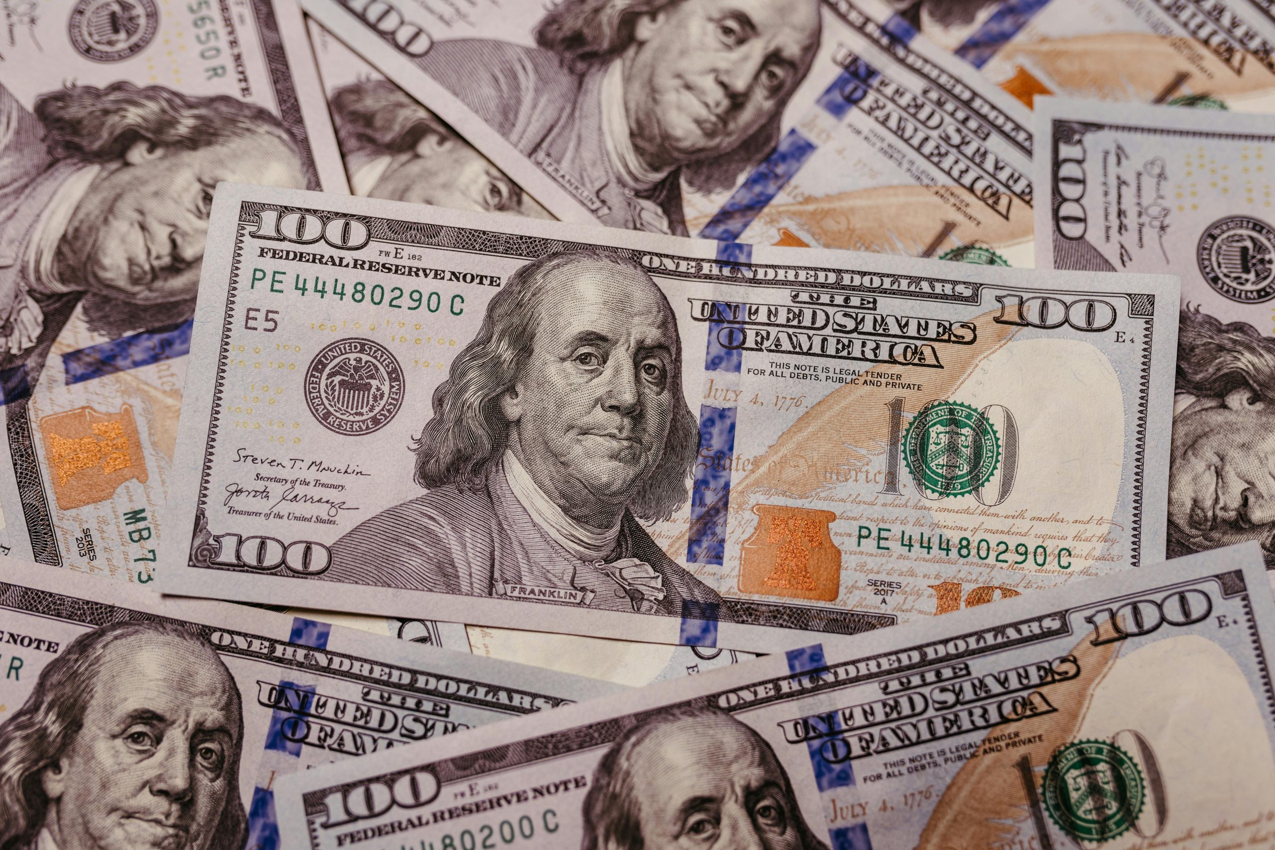 Dólar atinge maior nível desde maio de 2020 com fiscal e eleição nos EUA