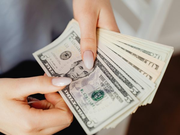Bolsa sobe e dólar cai após elevação de nota do Brasil pela Moody’s