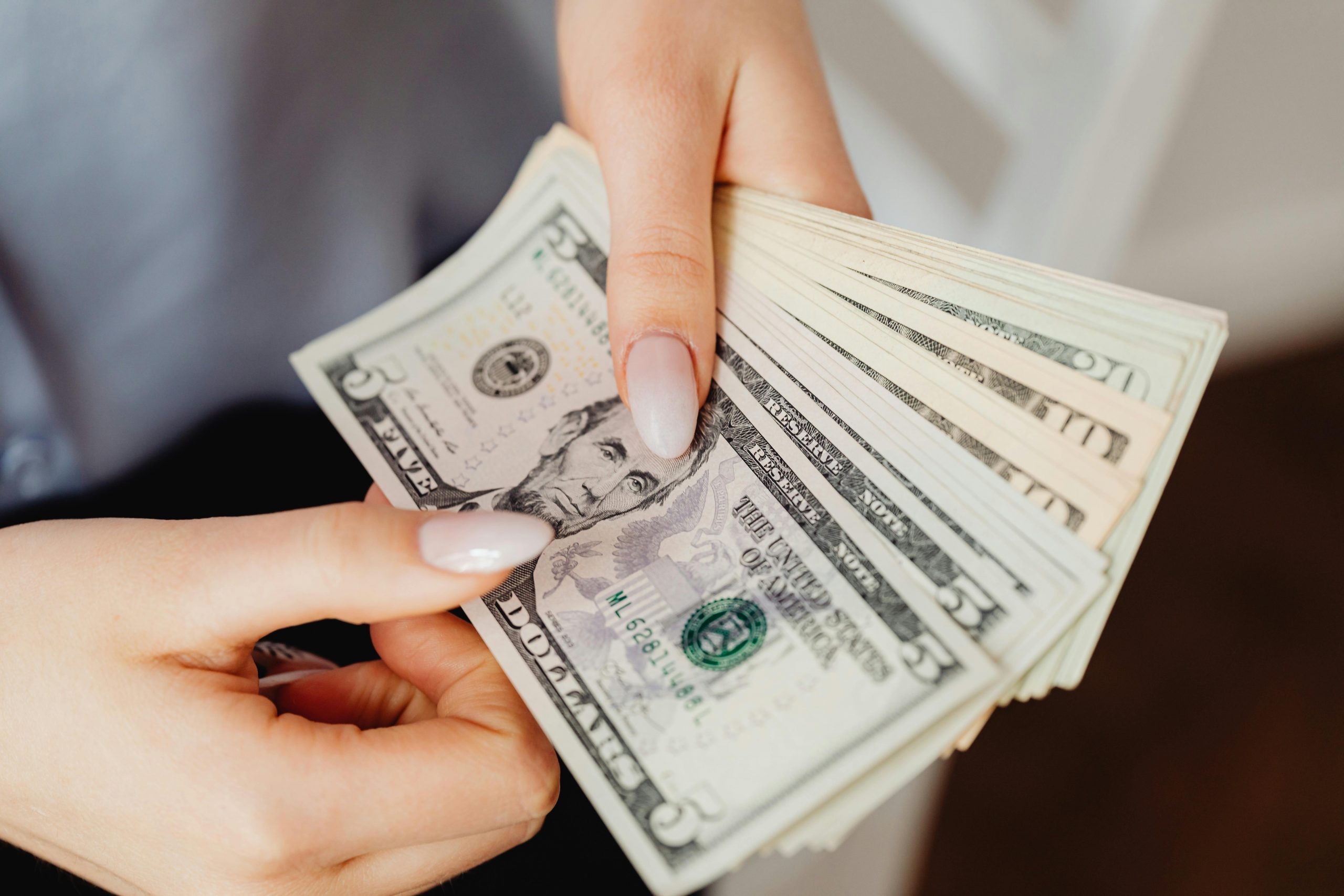 Bolsa sobe e dólar cai após elevação de nota do Brasil pela Moody’s