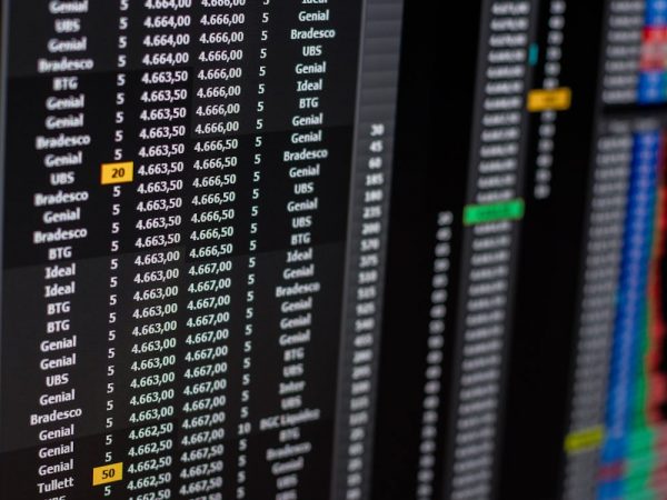 Elevação da nota do Brasil pela Moody’s e petróleo animam Ibovespa, que sobe mais de 1,5%