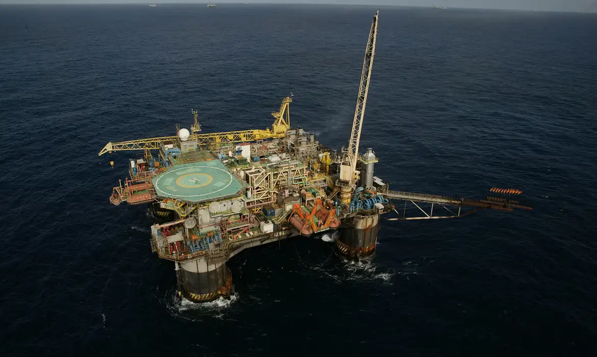 Petróleo fecha em queda após altas sequenciais e com possível cessar-fogo no Oriente Médio